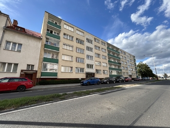 Pohled na dům - Pronájem bytu 2+1 v osobním vlastnictví 54 m², Mladá Boleslav