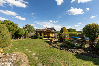 pohled od chaty do zahrady - Prodej chaty / chalupy 74 m², Slabce