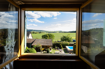 nádherný výhled z okna ložnice - Prodej chaty / chalupy 74 m², Slabce