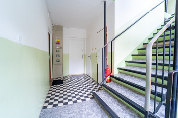komora na patře a vstup do bytu - Prodej bytu 3+1 v osobním vlastnictví 72 m², Kolín