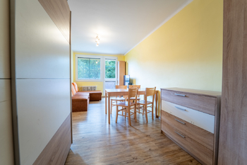 obývací místnost s předsíní - Prodej bytu 3+1 v osobním vlastnictví 72 m², Kolín 