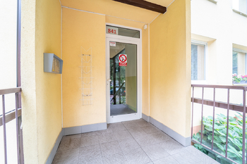 vstup do domu - Prodej bytu 3+1 v osobním vlastnictví 72 m², Kolín