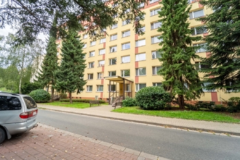 čelní pohled na dům - Prodej bytu 3+1 v osobním vlastnictví 72 m², Kolín
