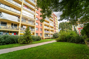 zadní pohled na dům - Prodej bytu 3+1 v osobním vlastnictví 72 m², Kolín