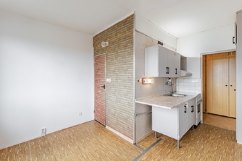 Kuchyně + pohled na koupelnu. - Pronájem bytu 1+1 v osobním vlastnictví 44 m², Jindřichův Hradec