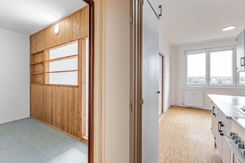 Pohled na spací kout a kuchyň. - Pronájem bytu 1+1 v osobním vlastnictví 44 m², Jindřichův Hradec