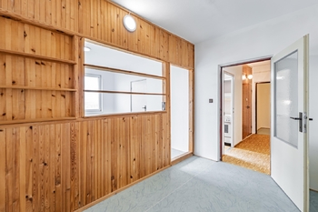 Spací kout + pohled do předsíně. - Pronájem bytu 1+1 v osobním vlastnictví 44 m², Jindřichův Hradec