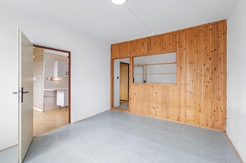 Obytná místnost (záběr na přepažení). - Pronájem bytu 1+1 v osobním vlastnictví 44 m², Jindřichův Hradec