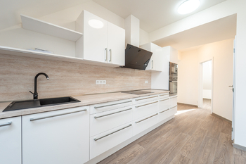 Moderní kuchyňská linka - Pronájem bytu 2+kk 51 m², Unhošť