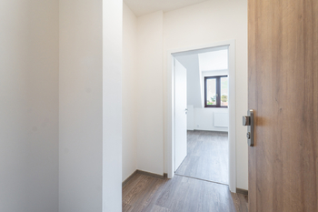 Vstup do bytu / předsíň - Pronájem bytu 2+kk 51 m², Unhošť