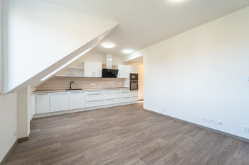 Obývací pokoj s kuchyňským koutem - Pronájem bytu 2+kk 51 m², Unhošť