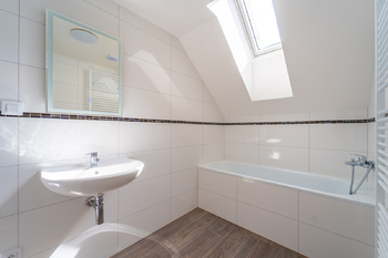 Koupelna s vanou - Pronájem bytu 2+kk 51 m², Unhošť