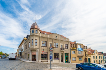 Pohled na dům - Pronájem bytu 2+kk 51 m², Unhošť