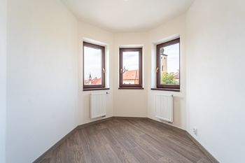 Pracovna ve věži - Pronájem bytu 2+kk 62 m², Unhošť