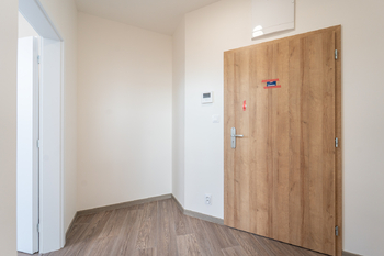 Vstup do bytu - Pronájem bytu 2+kk 62 m², Unhošť