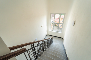 Schodiště v domě - Pronájem bytu 2+kk 62 m², Unhošť