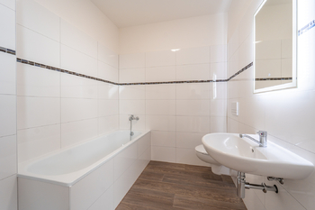 Koupelna s toaletou - Pronájem bytu 2+kk 62 m², Unhošť