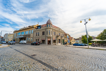Pohled na dům - Pronájem bytu 2+kk 62 m², Unhošť