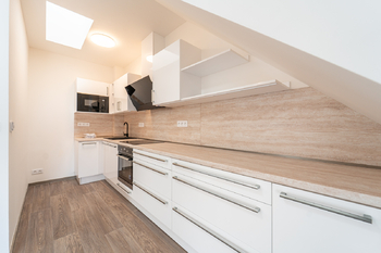 Moderní kuchyňská linka - Pronájem bytu 2+kk 62 m², Unhošť