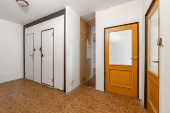 Předsíň s dveřmi do obývacího pokoje s kk - Prodej bytu 3+kk v osobním vlastnictví 67 m², Praha 9 - Černý Most
