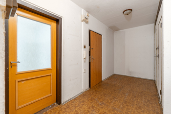 Předsíň s dveřmi do ložnice s lodžií - Prodej bytu 3+kk v osobním vlastnictví 67 m², Praha 9 - Černý Most