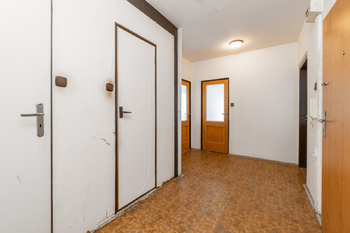 Předsíň s dveřmi do koupelny a na toaletu - Prodej bytu 3+kk v osobním vlastnictví 67 m², Praha 9 - Černý Most