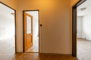 Předsíň s dveřmi do dětského pokoje uprostřed - Prodej bytu 3+kk v osobním vlastnictví 67 m², Praha 9 - Černý Most