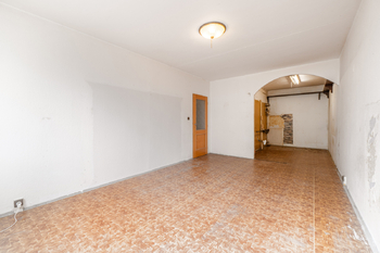 Obývací pokoj s kk - Prodej bytu 3+kk v osobním vlastnictví 67 m², Praha 9 - Černý Most