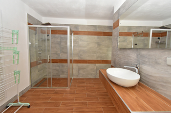 Velmi prostorná koupelna se sprchovým koutem, toaletou a umyvadlem..  - Pronájem kancelářských prostor 40 m², Neratovice