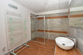 Velmi prostorná koupelna se sprchovým koutem, toaletou a umyvadlem..  - Pronájem kancelářských prostor 40 m², Neratovice