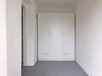 Vstupní chodba s šatní skříní.  - Pronájem kancelářských prostor 50 m², Neratovice