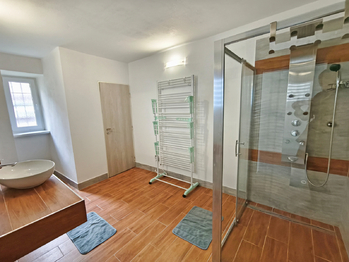 Velmi prostorná koupelna se sprchovým koutem, toaletou a umyvadlem. - Pronájem kancelářských prostor 50 m², Neratovice