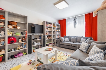 Herna v prvním patře. - Prodej domu 247 m², České Velenice