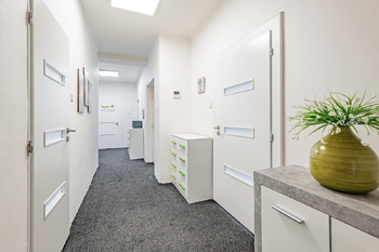 Chodba ve druhém patře. - Prodej domu 247 m², České Velenice