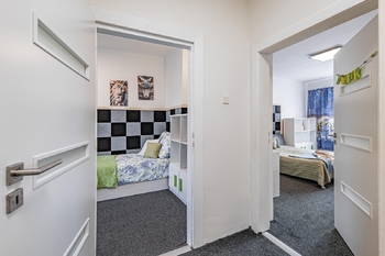 Pohled na dva pokoje. - Prodej domu 247 m², České Velenice