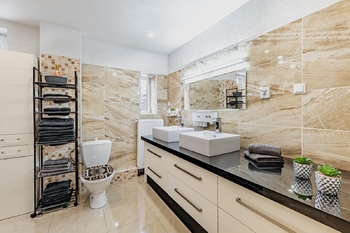 Koupelna ve druhém patře. - Prodej domu 247 m², České Velenice