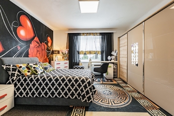 Čtvrtý pokoj v patře. - Prodej domu 247 m², České Velenice