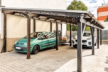 Parkovací stání. - Prodej domu 247 m², České Velenice