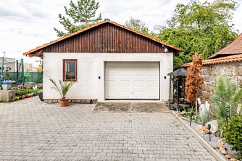 Zděná garáž. - Prodej domu 247 m², České Velenice