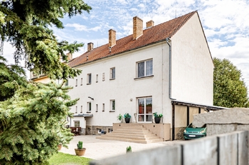 Pohled na dům ze zahrady. - Prodej domu 247 m², České Velenice