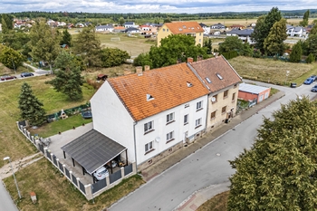 Pohled na dům z dronu. - Prodej domu 247 m², České Velenice