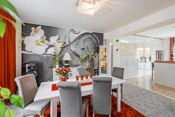 Jídelní kout u kuchyně. - Prodej domu 247 m², České Velenice