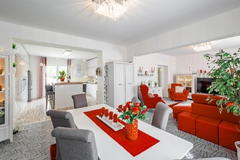 Jídelní kout + pohled do obývacího pokoje. - Prodej domu 247 m², České Velenice