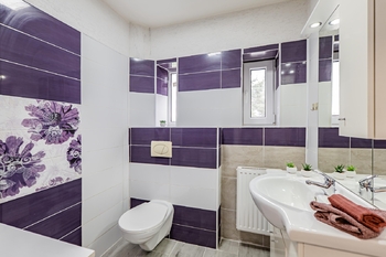 Toaleta v prvním patře. - Prodej domu 247 m², České Velenice