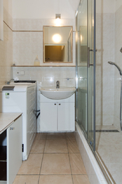 koupelna se sprchovým koutem - Pronájem bytu 2+1 v osobním vlastnictví 58 m², Praha 4 - Záběhlice