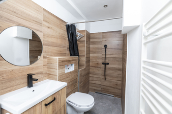 Koupelna - Prodej bytu 3+kk v osobním vlastnictví 58 m², Mšené-lázně 