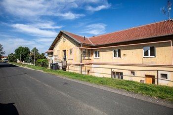 Pohled na dům - Prodej bytu 3+kk v osobním vlastnictví 58 m², Mšené-lázně