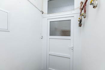Vchodové dveře - Prodej bytu 3+kk v osobním vlastnictví 58 m², Mšené-lázně