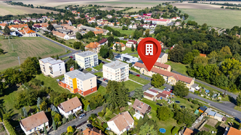 Pohled na dům - Prodej bytu 3+kk v osobním vlastnictví 58 m², Mšené-lázně
