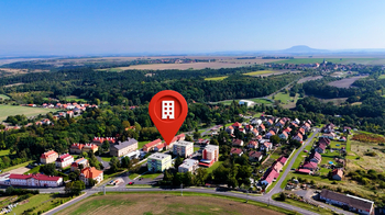 Pohled na dům - Prodej bytu 3+kk v osobním vlastnictví 58 m², Mšené-lázně